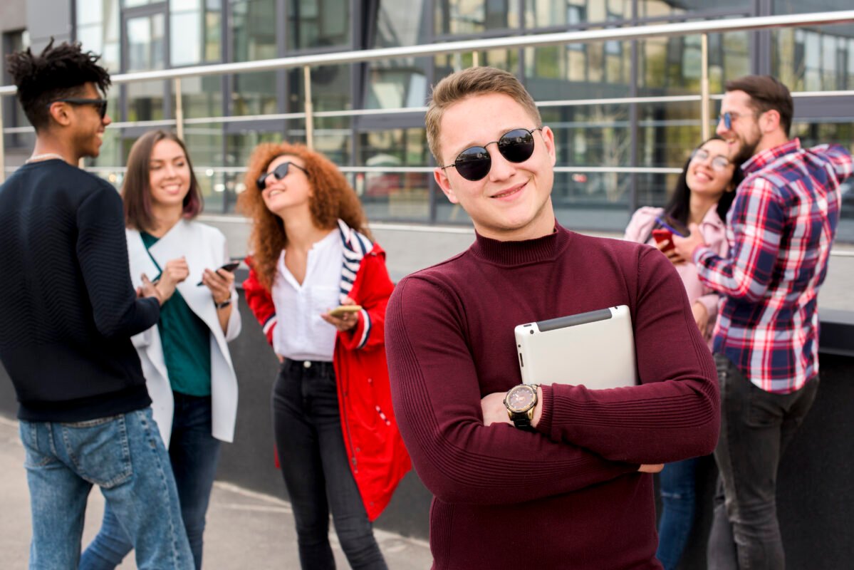Almanya, dünya çapında saygın üniversiteleri, geniş akademik imkanları ve öğrencilere sunduğu avantajlarla uluslararası öğrenciler için popüler bir eğitim destinasyonudur.
